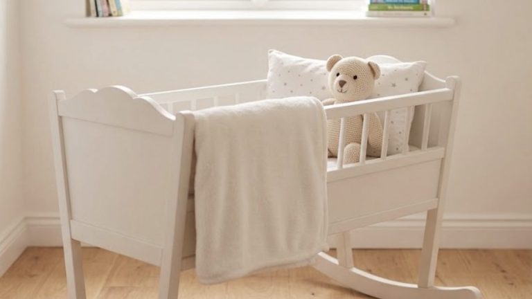 Helles Babybett mit einem Kuscheltier